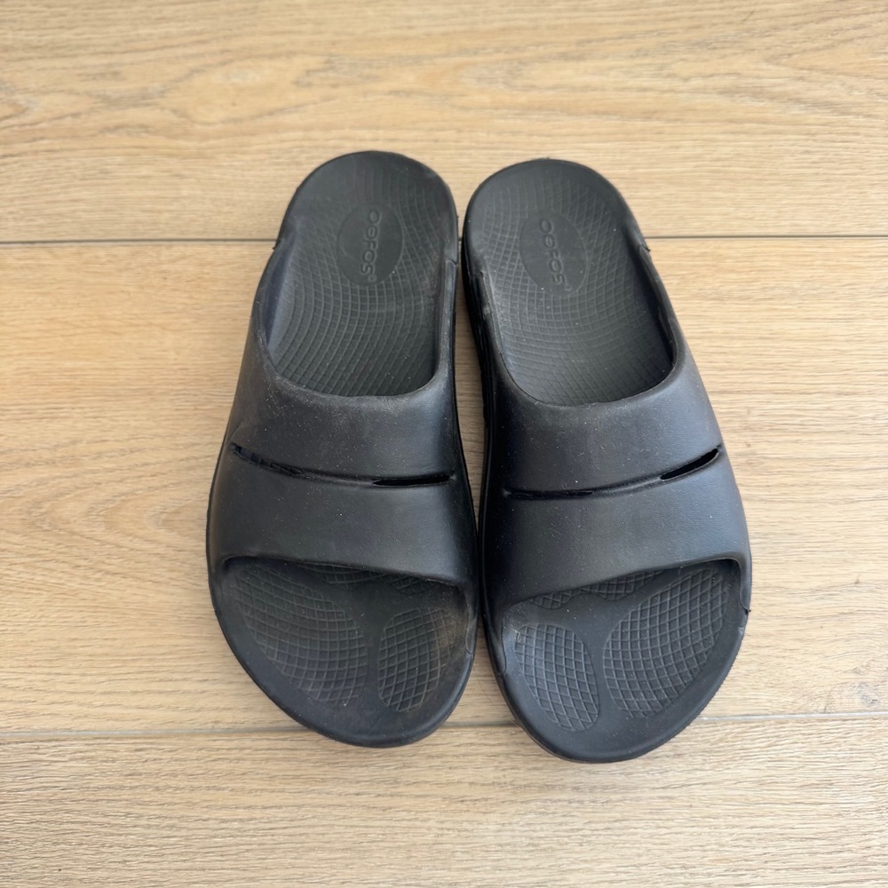 Oofos OOMEGA OOAHH
SANDAL - BLACK Black Slide Sandals